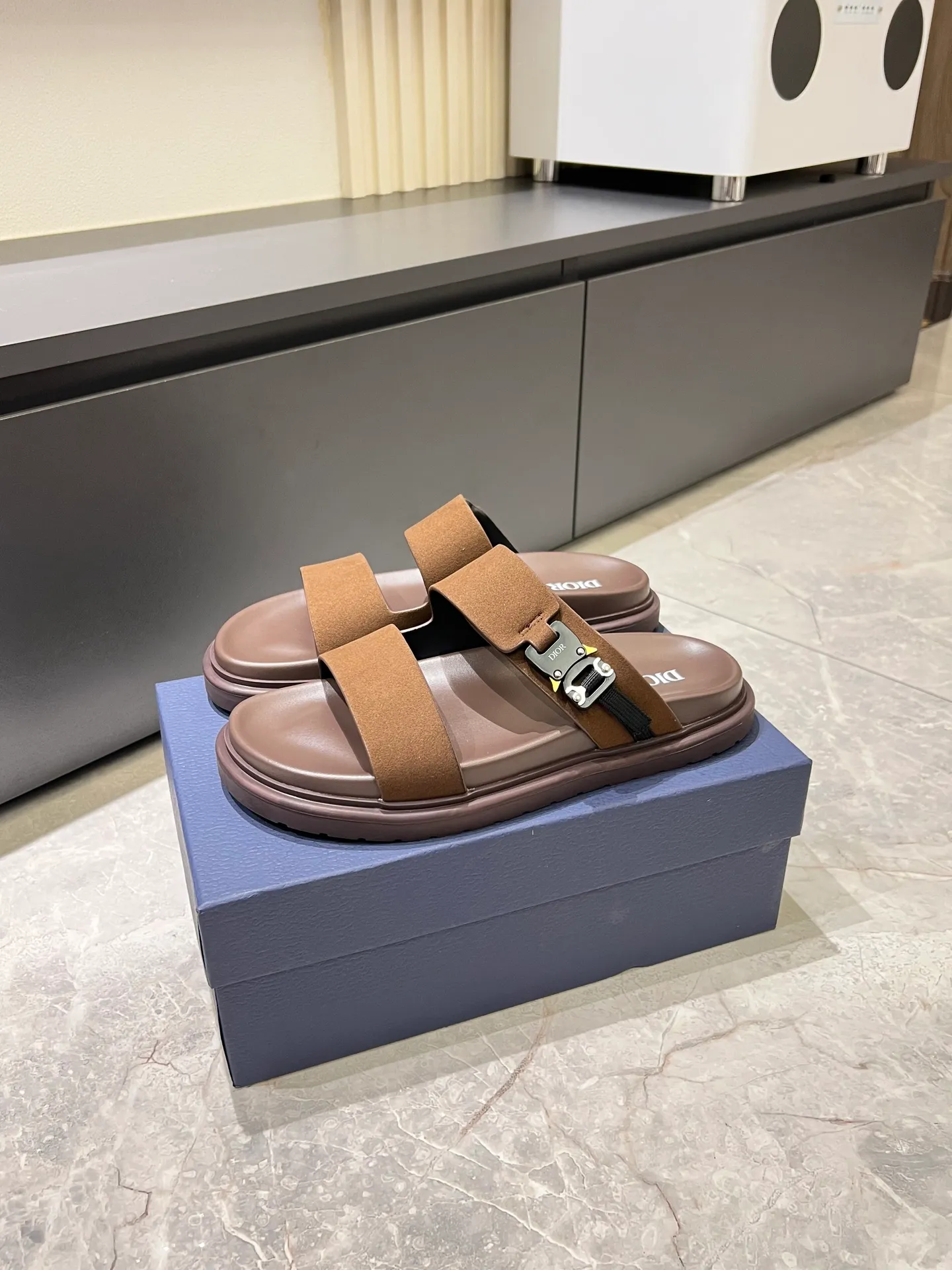 Men's Men's Shoes 💰p320 Dio* Men's Sandals Slippers. Showcasing Dior haute couture design. The Dior gray suede strap is accented with an aluminum Dior buckle for added style. Paired with a comfortable tonal notch sole, they pair easily with shorts or jeans for a sophisticated look. Main body: suede cow leather, technical fabric lining: cow leather, with adjustable straps, aluminum Dior buckle, Dior gray EVA insole, tonal notched rubber outsole splicing structure, size: 38-44 (customized at 45.46)